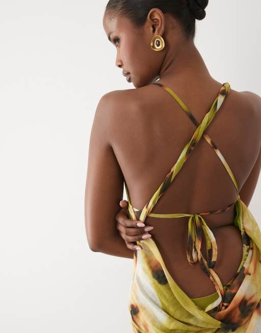 ASOS DESIGN - Vestido largo verde ceñido con estampado floral, cuello halter y detalle drapeado, 3 de 4