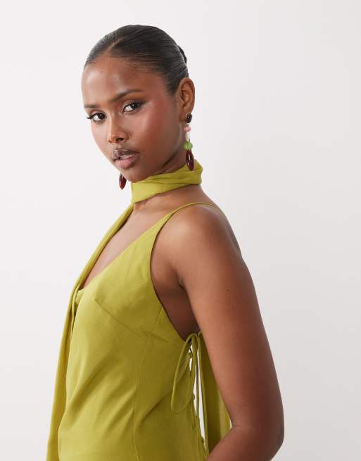 ASOS DESIGN - Vestido largo verde oliva con cuello ancho, bajo de godets y fular, 2 de 4