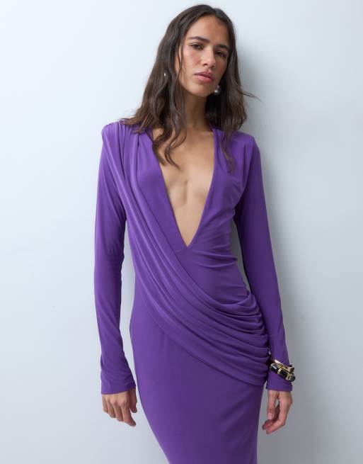 ASOS DESIGN vestido maxi con hombreras y detalle de drapeado fluido en morado, 2 de 4