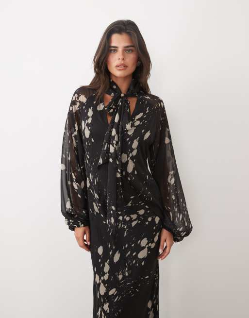 ASOS DESIGN - vestido maxi con lazada al cuello y estampado abstracto de lunares, 2 de 4