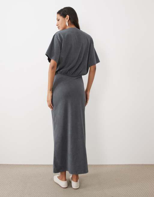 ASOS DESIGN - vestido maxi de camiseta de manga corta en gris carbón, 2 de 4
