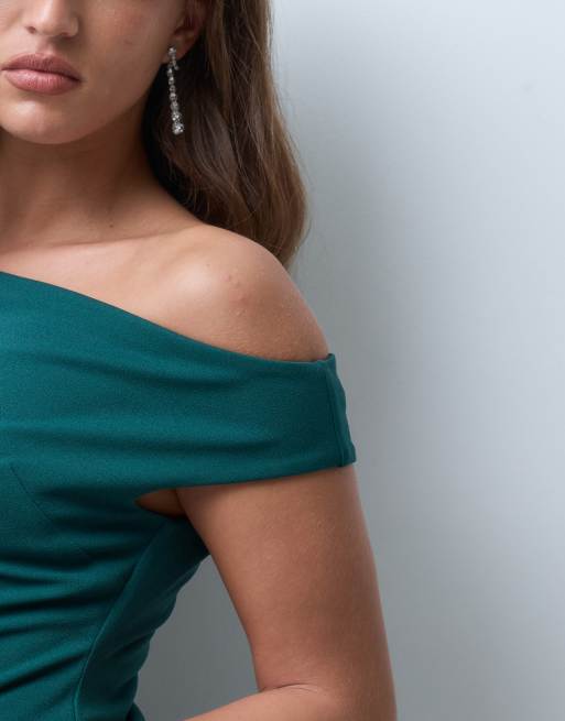 ASOS DESIGN vestido maxi de hombros descubiertos con falda drapeada retorcida en verde oscuro, 2 de 4