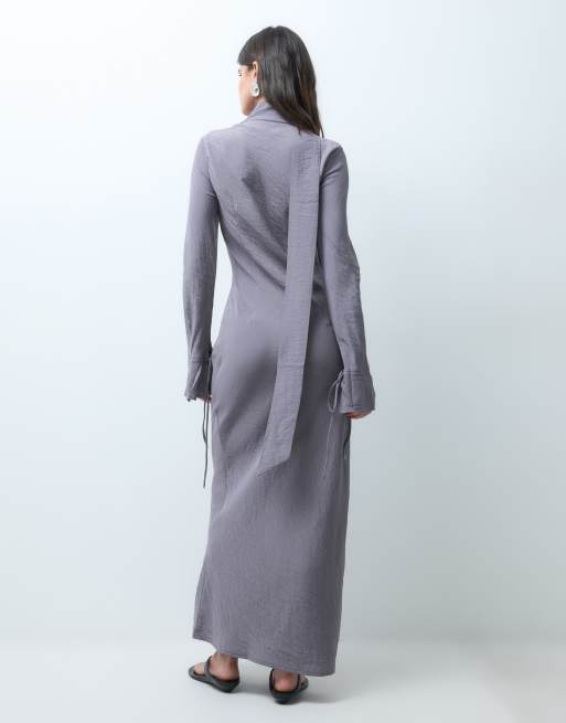 ASOS DESIGN - vestido maxi de manga larga con cuello ancho y tejido técnico, con pañuelo, en gris carbón, 3 de 4
