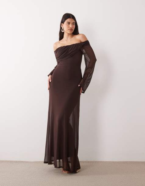 ASOS DESIGN vestido maxi de manga larga con estampado, escote drapeado y hombros al descubierto en marrón - view 1