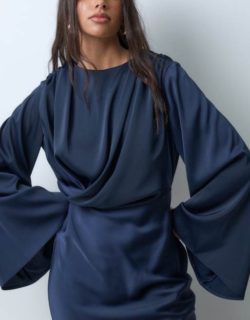 ASOS DESIGN vestido maxi drapeado con manga acampanada en azul marino, 2 de 5