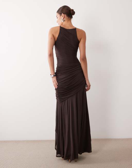 ASOS DESIGN - Vestido maxi halter de malla con fruncido asimétrico en marrón, 3 de 4