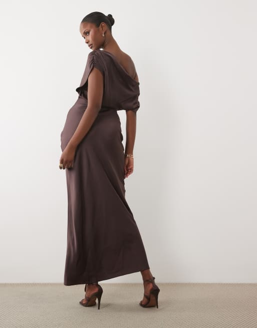 ASOS DESIGN vestido maxi satinado asimétrico de un hombro en chocolate, 4 de 4