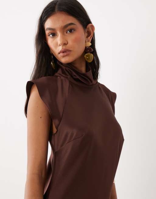 ASOS DESIGN - vestido maxi satinado con godets en marrón chocolate, 3 de 4