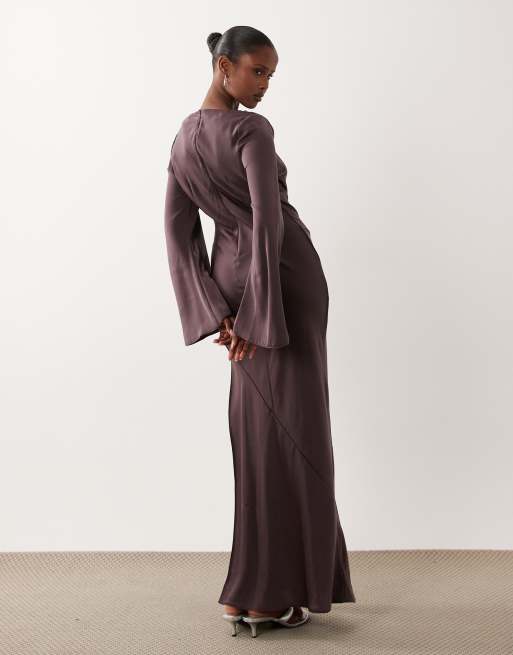 ASOS DESIGN - vestido maxi satinado con mangas acampanadas en marrón ciruela marmoleado, 4 de 4