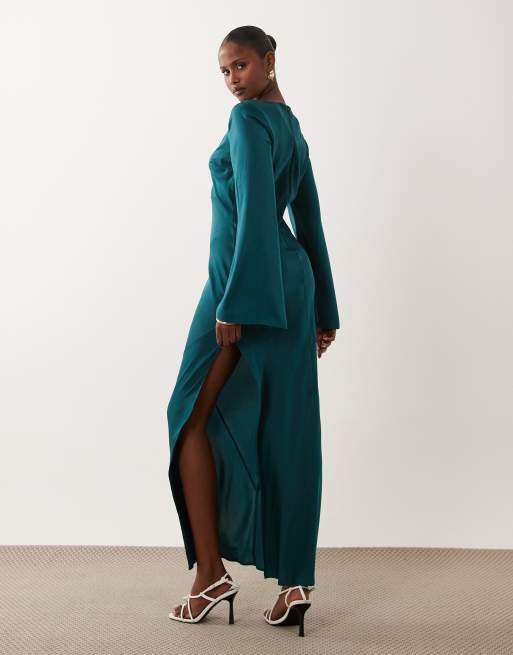 ASOS DESIGN - vestido maxi satinado con mangas acampanadas en verde azulado, 4 de 4
