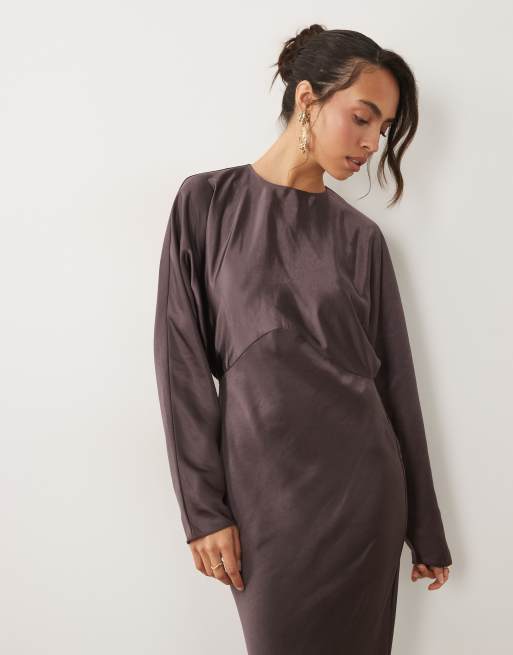 ASOS DESIGN - vestido maxi satinado de manga murciélago en marrón, 2 de 4