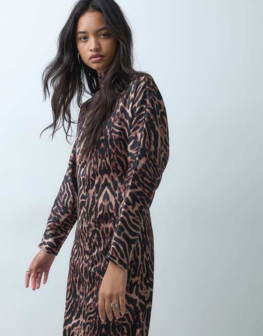 ASOS DESIGN vestido midi amplio de satén con cuello alto y estampado de leopardo, 4 de 5