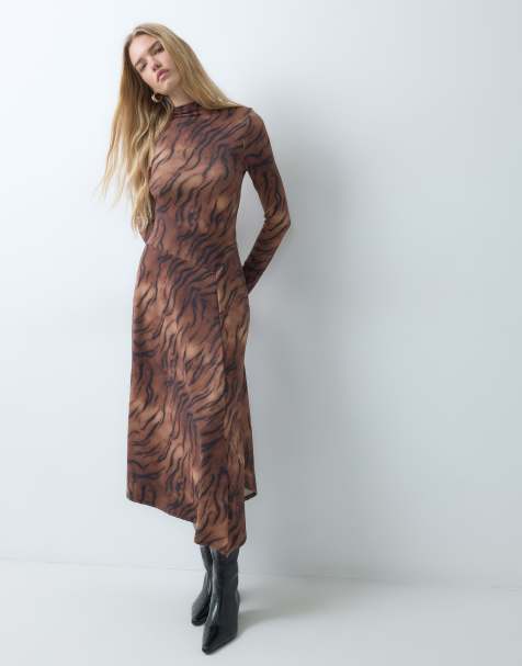 ASOS DESIGN vestido midi con manga larga, cuello alto, bajo asimétrico y estampado de tigre - view 1