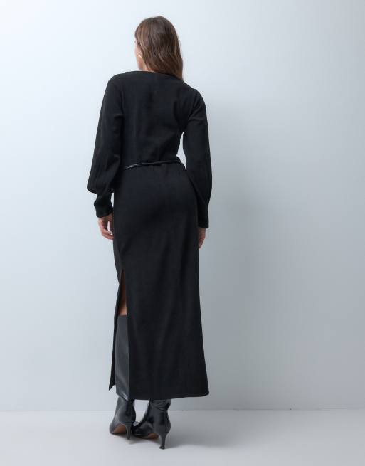 ASOS DESIGN vestido midi de pana suave con escote asimétrico y cinturón en negro, 3 de 4