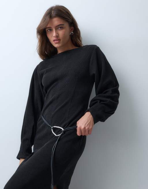 ASOS DESIGN vestido midi de pana suave con escote asimétrico y cinturón en negro, 4 de 4