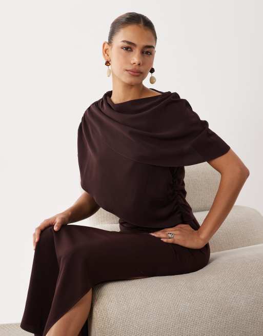 ASOS DESIGN vestido midi fluido con hombros caídos en chocolate, 2 de 4