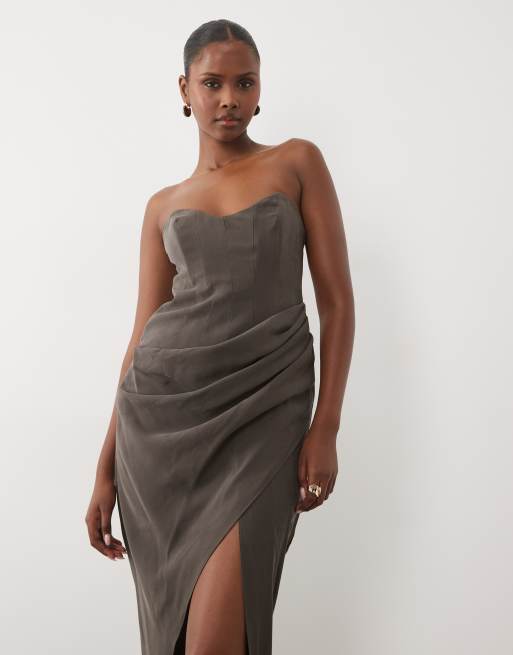 ASOS DESIGN - Vestido midi largo palabra de honor con drapeado y abertura en chocolate, 2 de 4