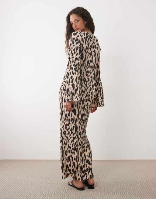 ASOS DESIGN - Vestido midi plisado de manga larga con estampado animal difuminado, 4 de 4