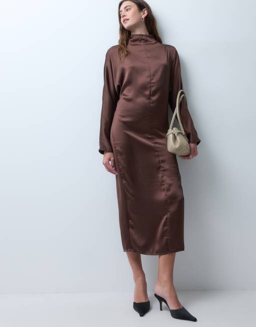 ASOS DESIGN vestido midi tipo smock de satén con cuello alto en chocolate, 1 de 4