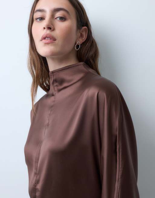 ASOS DESIGN vestido midi tipo smock de satén con cuello alto en chocolate, 2 de 4