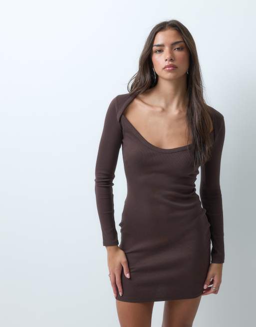 ASOS DESIGN vestido mini acanalado con escote corazón en chocolate, 4 de 5