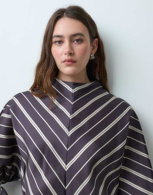 ASOS DESIGN vestido mini amplio de satén con cuello alto a rayas, 3 de 5