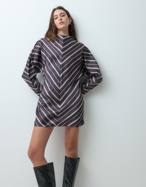 ASOS DESIGN vestido mini amplio de satén con cuello alto a rayas, 5 de 5