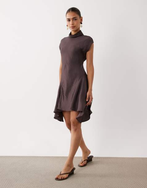 ASOS DESIGN - Vestido mini de cuello alto con bajo en pico en marrón chocolate - view 1