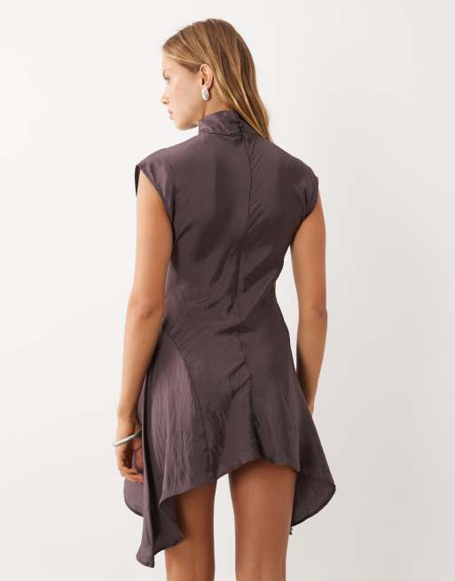 ASOS DESIGN - Vestido mini de cuello alto con bajo en pico en marrón chocolate, 4 de 4