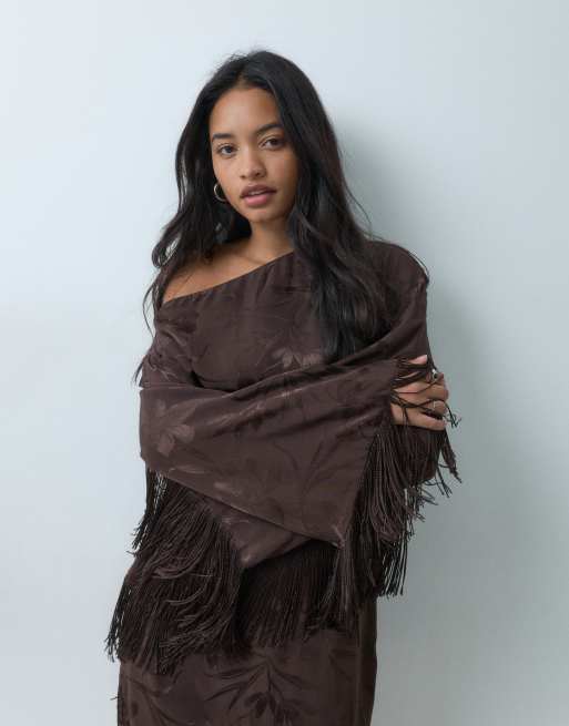 ASOS DESIGN vestido mini de jacquard satinado con hombros descubiertos y flecos, 2 de 5