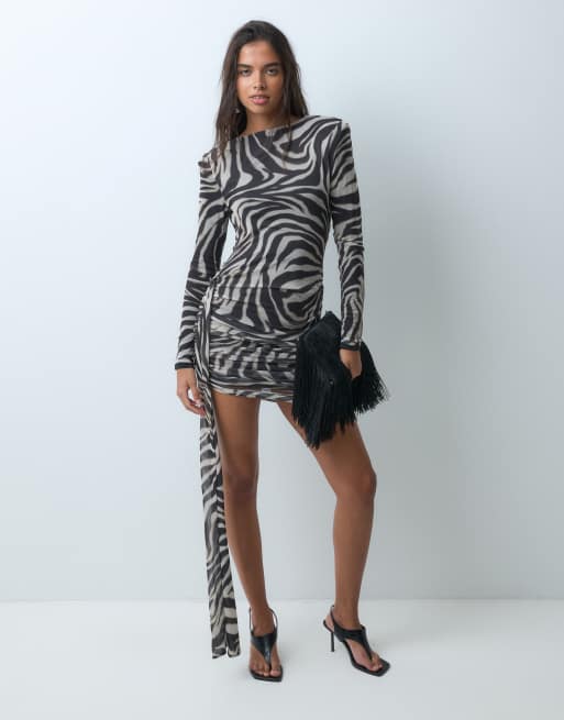 ASOS DESIGN vestido mini de malla con estampado de cebra, espalda abierta drapeada y hombreras en multicolor, 3 de 5