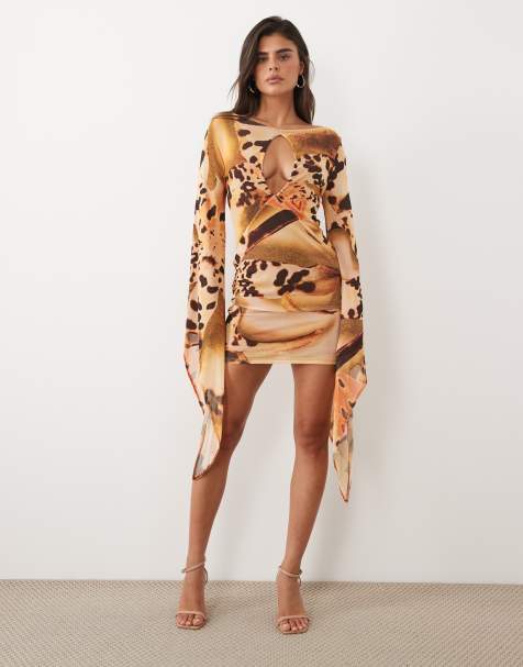 ASOS DESIGN - Vestido mini de malla estampada con mangas capa y detalle de abertura pronunciada en naranja - view 1