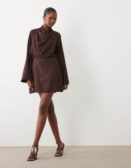 ASOS DESIGN vestido mini de manga larga con cuello desbocado en chocolate, 3 de 4