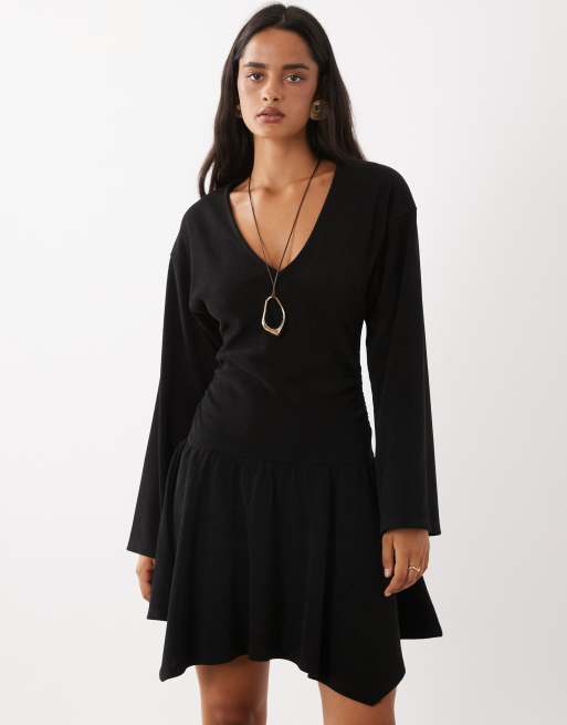 ASOS DESIGN - vestido mini de pana suave con bajo asimétrico en negro, 2 de 4