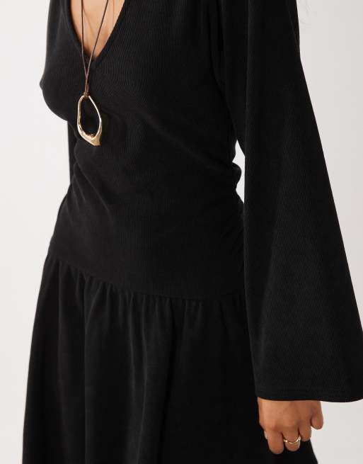 ASOS DESIGN - vestido mini de pana suave con bajo asimétrico en negro, 3 de 4