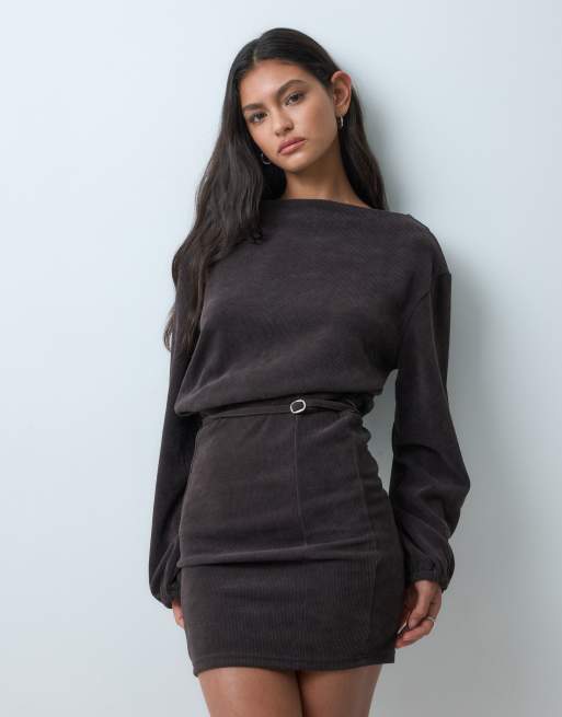 ASOS DESIGN vestido mini de pana suave con cinturón y escote barco en chocolate, 3 de 5