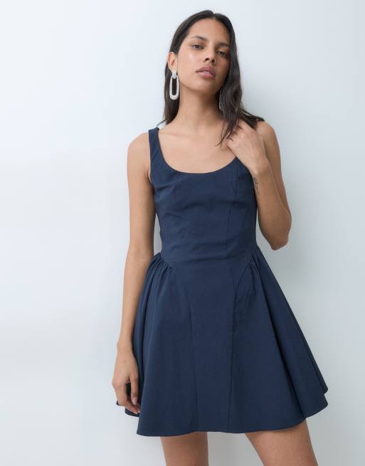ASOS DESIGN vestido mini estructurado de bengalina con cuello redondo amplio en azul marino, 2 de 5