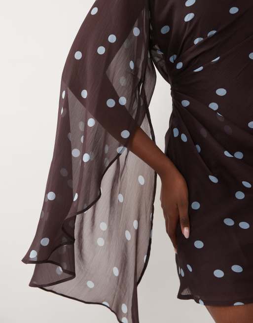 ASOS DESIGN - vestido mini marrón de lunares con cuello alto, drapeado delantero y mangas capa extralargas, 2 de 4