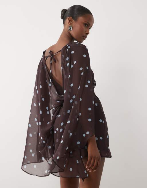 ASOS DESIGN - vestido mini marrón de lunares con cuello alto, drapeado delantero y mangas capa extralargas, 4 de 4