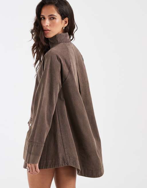 ASOS DESIGN - vestido mini oversize de sarga con cuello alzado y bolsillos en chocolate lavado, 2 de 4