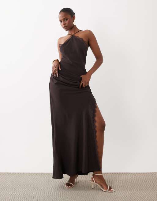 ASOS DESIGN - Vestido semilargo marrón chocolate con cuello halter y parte delantera drapeada con ribete de encaje, 2 de 4