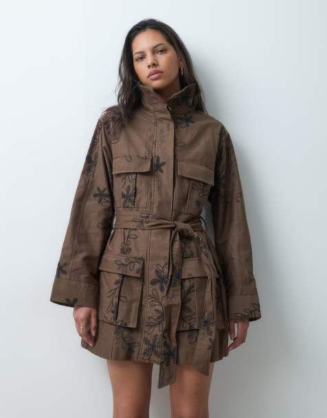 ASOS DESIGN - vestido utility con cuello alzado en caqui oscuro con bordado floral negro - view 1