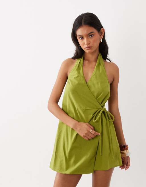 ASOS DESIGN - Vestido veraniego corto lima oscuro cruzado con cuello halter de algodón y lino, 2 de 4