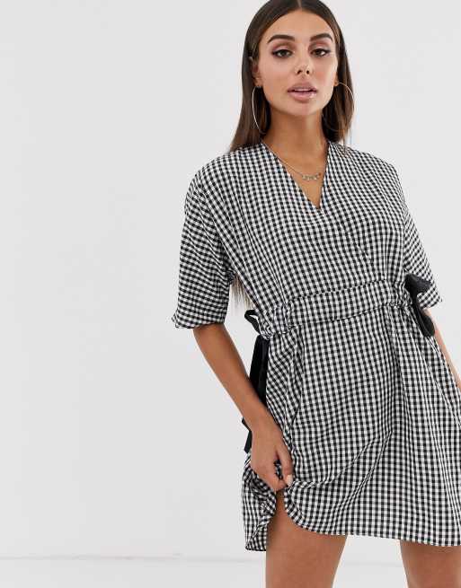 ASOS DESIGN - Vestitino grembiule a quadretti con vita arricciata e scollo a V sul davanti e sul retro
