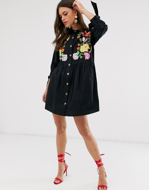 ASOS DESIGN - Vestitino grembiule ricamato con collo serafino, bottoni e laccetti sulle maniche, 4 di 4