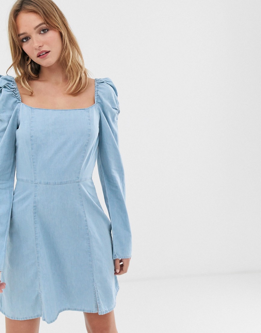 ASOS DESIGN - Vestitino milkmaid in denim blu lavaggio chiaro con scollo