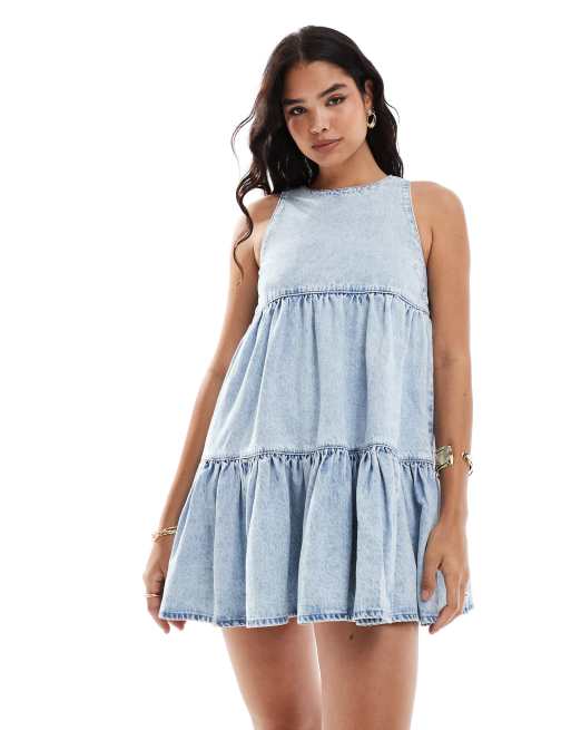 ASOS DESIGN - Vestito a grembiule corto a balze in denim morbido lavaggio chiaro