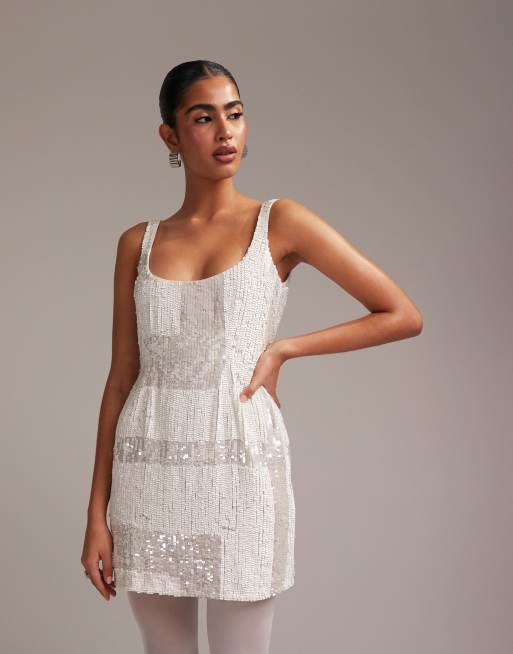 ASOS DESIGN - Vestito a trapezio corto color avorio decorato con scollo quadrato