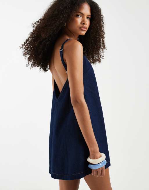 ASOS DESIGN - Vestito a trapezio corto con scollo a V profondo sul retro lavaggio blu, 4 di 4