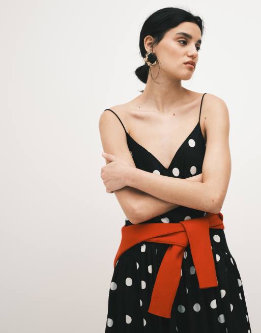 ASOS DESIGN - Vestito a trapezio midi con gonna a palloncino e taglio sbieco a pois monocromatici, 3 di 4